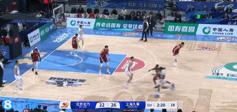 平地起驚雷！閆鵬飛接球順下 力壓周琦單臂暴扣