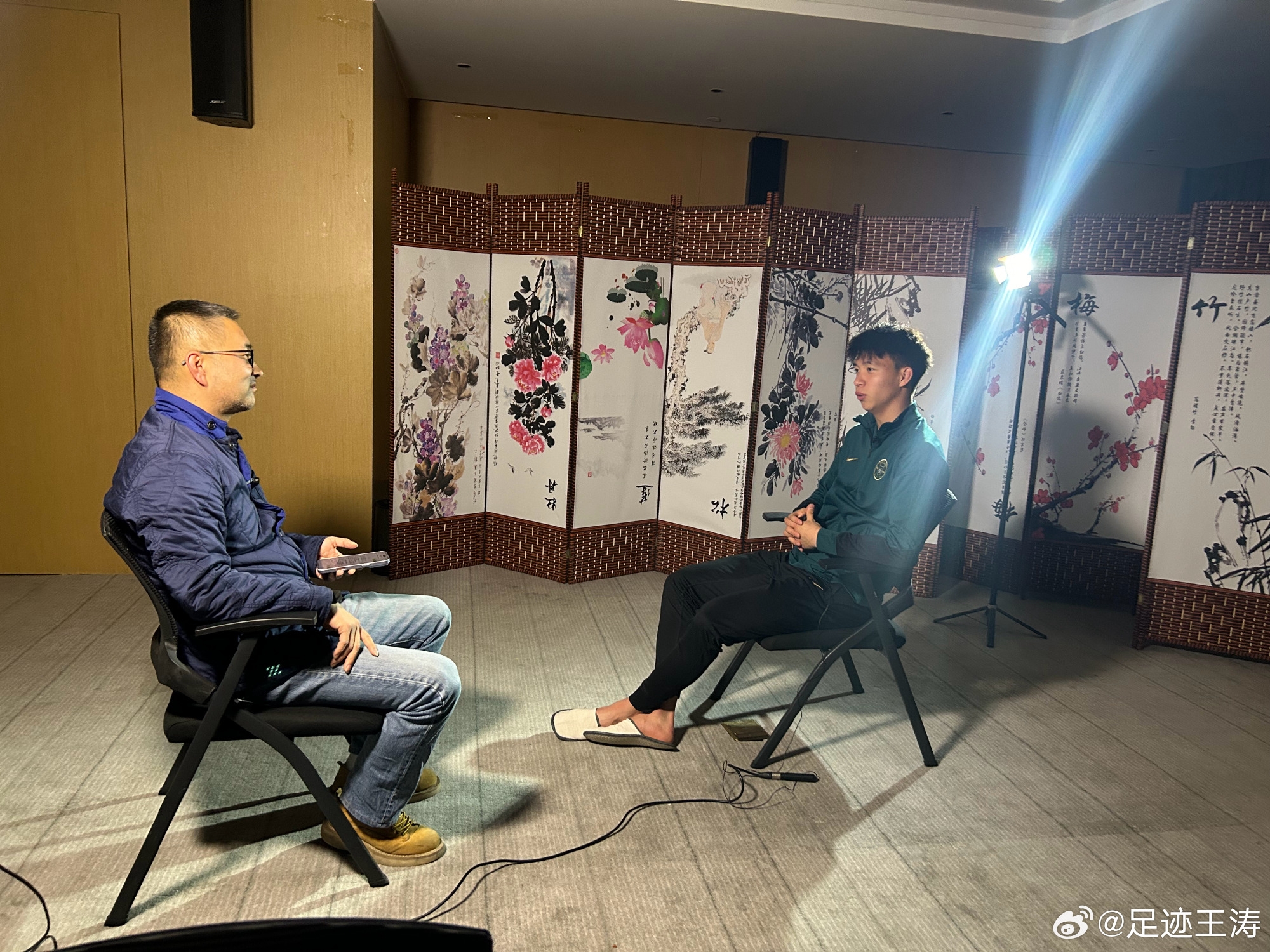 記者：王鈺棟視韋世豪為偶像&想加他微信，現(xiàn)進(jìn)了國足不知加到?jīng)]