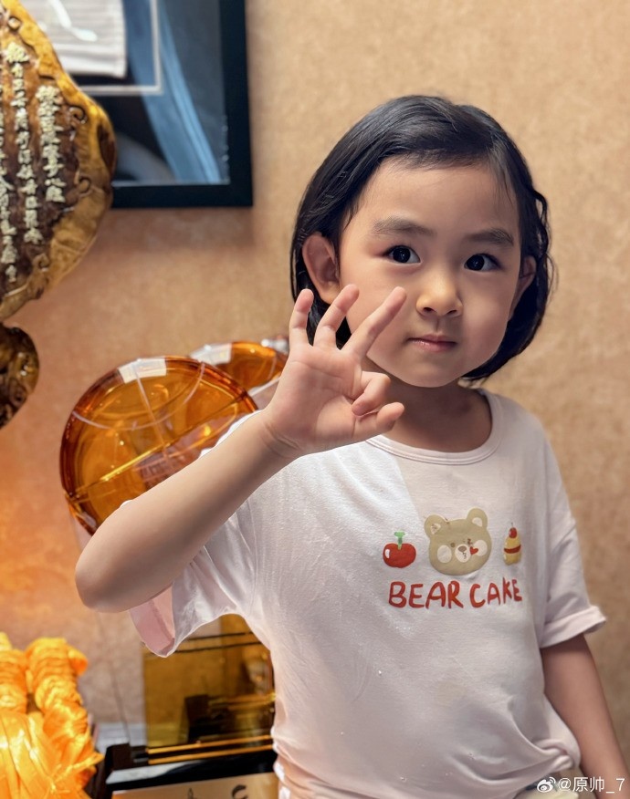 三分大賽三冠王！原帥曬三冠獎(jiǎng)杯：完成了女兒給安排的任務(wù)！