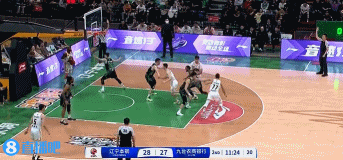 很激烈！賈昊籃下接發(fā)球順勢上籃打中 吉林反超遼寧