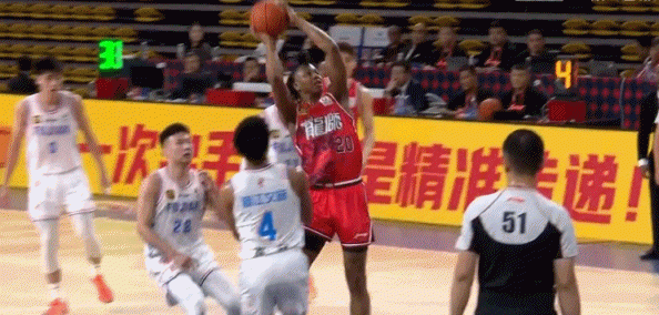 秀翻車了！道格拉斯面對空籃選擇拉桿結(jié)果上丟 自己也懊惱不已
