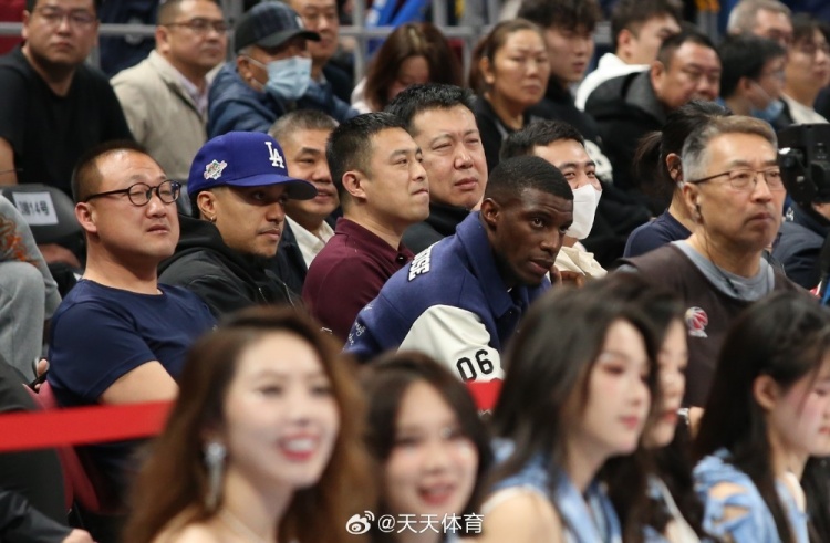 真籃球迷！國(guó)安外援法比奧攜玉昆外援科斯塔來到五棵松觀戰(zhàn)CBA