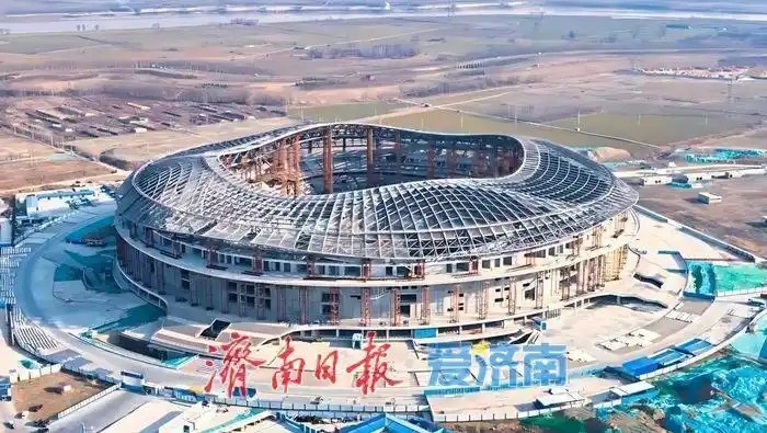 魯媒：戴上1.6萬噸“鋼鐵巨冠”，黃河體育中心球場完成屋蓋施工