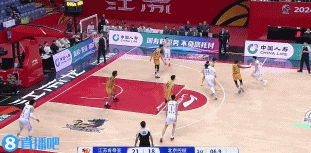 時(shí)間剛剛好！廖三寧側(cè)翼突破蝴蝶穿花連續(xù)過人 強(qiáng)起反籃壓哨命中