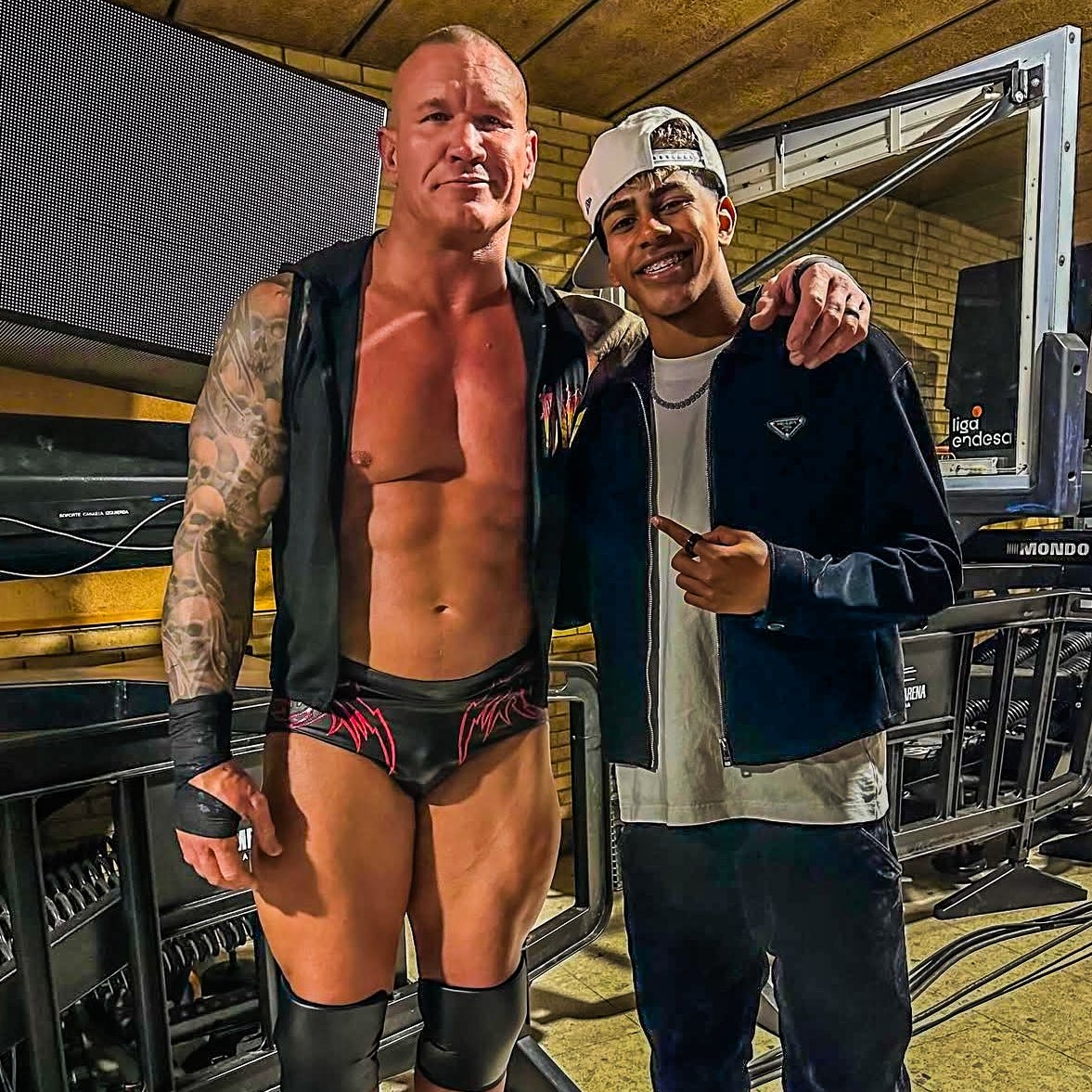 小心RKO！亞馬爾現(xiàn)場觀戰(zhàn)WWE，和奧爾頓、Triple H等合影