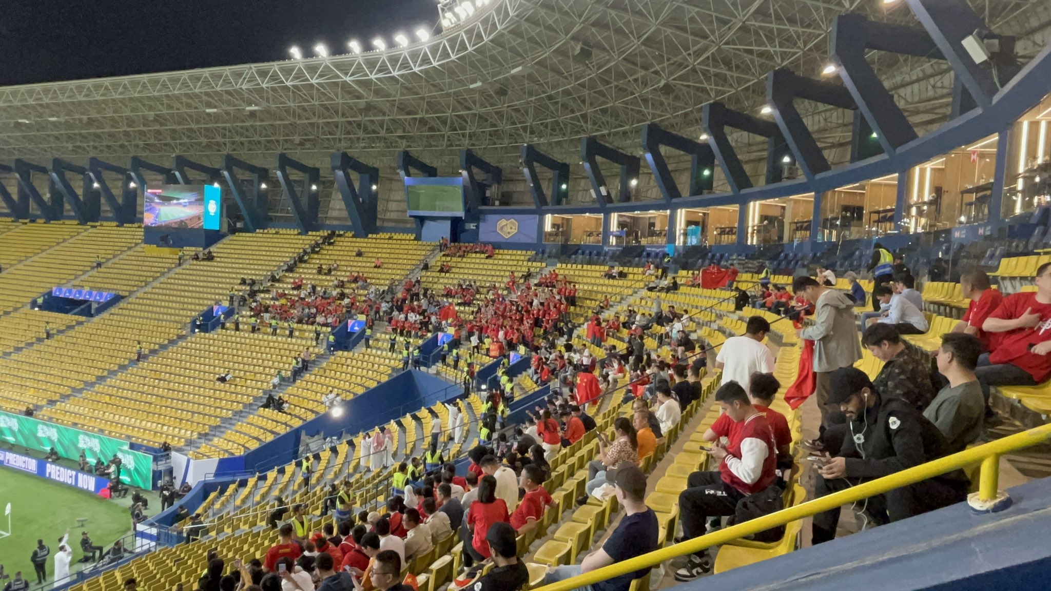 球票已售罄！中國球迷已經(jīng)入場，坐在球場上層沙特球迷區(qū)上方