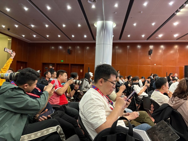 萬眾矚目！記者擠滿國足賽前新聞發(fā)布廳，賽場記者預計超300人