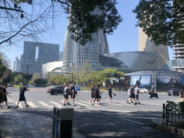 心態(tài)放松，有網(wǎng)友拍到澳大利亞隊(duì)早上在萬象城citywalk