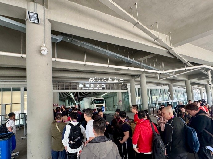 盛況空前！記者曬照：距離中澳之戰(zhàn)還有三小時(shí)，現(xiàn)場(chǎng)記者已超百名