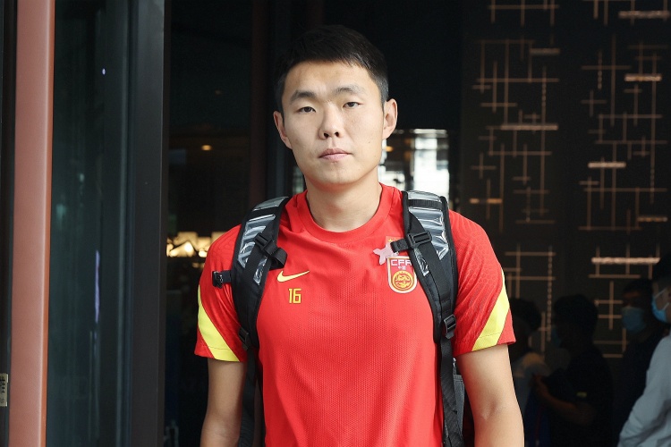 媒體人：國足征召5名邊后衛(wèi)真的有必要嗎？中場堆積眾多8號位