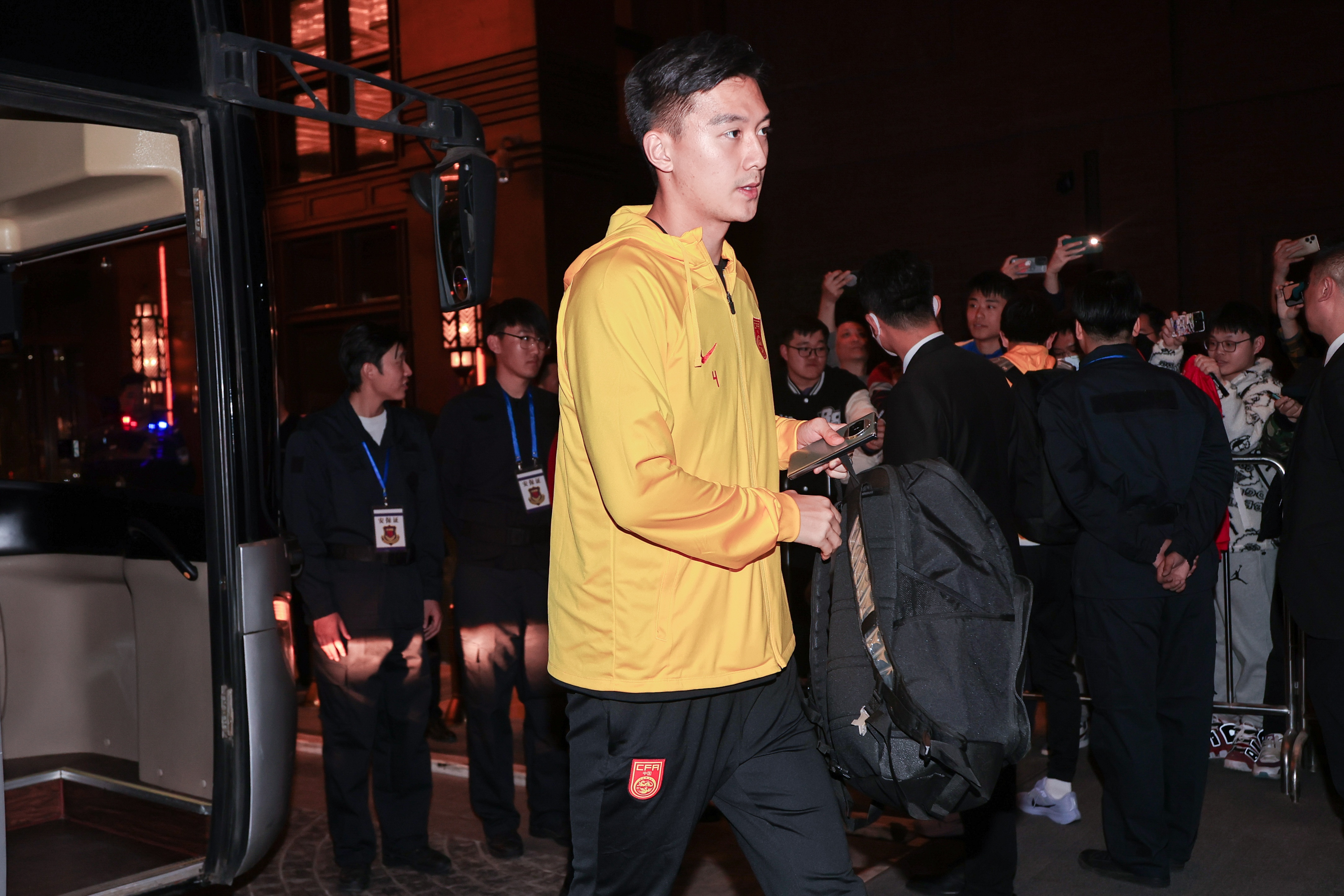 津媒：李源一表現(xiàn)達(dá)標(biāo)后伊萬火速招入，蔣圣龍讓國足教練組舒緩